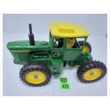 John Deere 7520 - 4 Wheel Drive Tractor