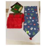 (2)Rectangular,& (2)Square Tablecloths & (1)Runner
