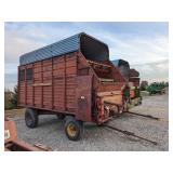 New Holland Crop Carrier 8 chopper box on IH gear