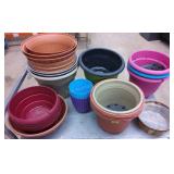 Round plastic planter pots