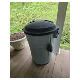 Rubbermaid Trash can with lid,