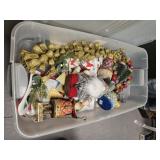 Tote of miscellaneous decor