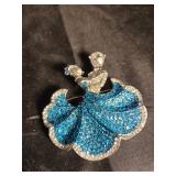 Dancing couple broach