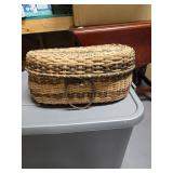 Pretty basket with lid