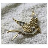 Beautiful hummingbird pin