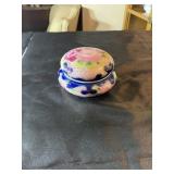 Floral pattern powder bowl, has crack