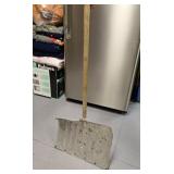 Snow shovel