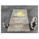 Welcome plaque and small figurines