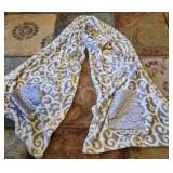 Body throw with pockets