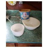 Group of mixing bowls 2 glass 1 plastic and