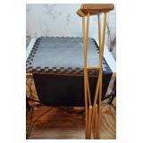 4 rubber mats and crutches