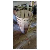 Group of 3 bushel baskets with 1 lid