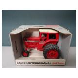 ERTL 1/16 International 1566 Tractor (#1)