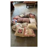 GROUP OF THROW PILLOWS