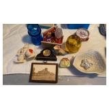 BOX OF DECORATIVE ITEMS