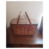 WICKER BASKET WITH A MEDIUM SIZE BAG OF POLYESTER