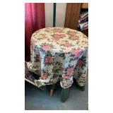 PARTICLE WOOD ROUND TABLE WITH POINSETTA/GREEN