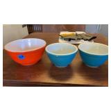 SET OF 3 PYREX MIXING BOWLS
