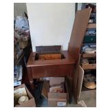 ANTIQUE SINGER SEWING MACHINE IN A WOOD CABINET