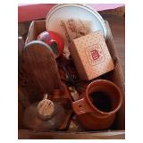 BOX OF DECORATIVE ITEMS