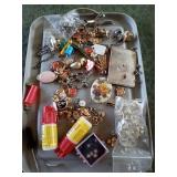 SEVERAL MISCELLANEOUS PIECES OF COSTUME JEWELRY