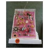 COSTUME JEWELRY BROOCHES AND LAPEL PINS 26 TOTAL