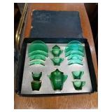 THE LITTLE AMERICAN-MAID TEA SET BY THE AKRO