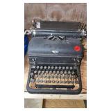 VINTAGE ROYAL TYPEWRITER