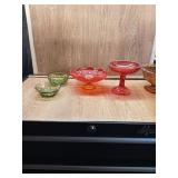 2 AMBERNINA CANDY DISHES AND 2 SMALL SAUCE BOWLS