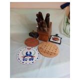 KNIFE BLOCK, UNMATCHED KNIVES AND PAN GUARDS