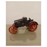 METAL DIECAST INTERNATIONAL 8/16 KEROSENE TRACTOR