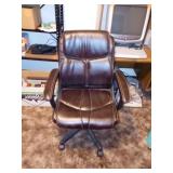 BROWN LEATHER DESK CHAIR THAT SWIVELS AND ROLLS