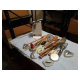 G E ELECTRIC CAN OPENER, COOKING UTENSILS AND