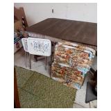 4 MATCHING METAL TV TRAYS AND 2 SMALLER TV TRAYS