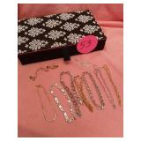 8 COSTUME JEWELRY BRACELETS IN A JEWELRY CASE