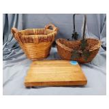 SMALL CUTTING BOARD , 2 WICKER BASKETS