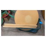 TABLE WITH 3 LEGS TO ASSEMBLE AND BASKET