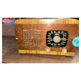 ZENITH OLD RADIO -POWERS UP