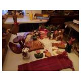 WOOD AND CERAMIC DECORATIVE ITEMS