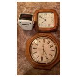 2 BATTERY OPERATED CLOCKS AND PHILCO RADIO ALARM