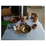 MISCELLANOUS WOOD AND CERAMIC DECORATIONS