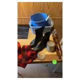 TUB BUCKET WINTER BOOTS SIZE 10 1/2 WOMENS