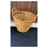 VINTAGE BUSHEL/ LAUNDRY BASKET