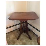 Eastlake parlor table 26' x 28ï¿½ x 20ï¿½