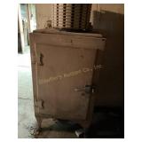 General Electric icebox 28' x 65ï¿½ x 24ï¿½ , shows