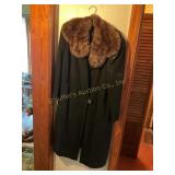 Ladies winter coat w/ fur? Collar, no labels/size