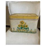 Metal bread box 14' x 8 1/2ï¿½ x 9 1/2ï¿½, shows wear