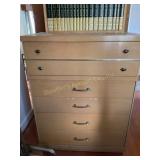 4 drawer wood dresser shows wear 32' x 43ï¿½ x18'