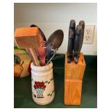 Wood knife block w/4 knives, ceramic utensil