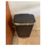 Tall kitchen trash can w/bags